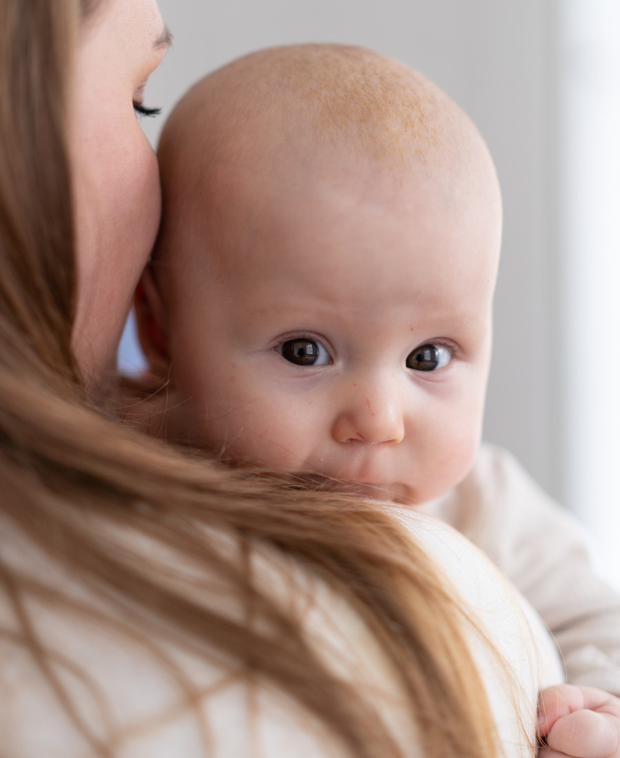 Frau im Wochenbett, ruhig mit ihrem Baby